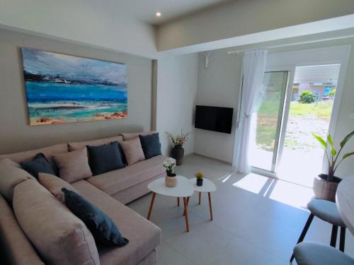 a living room with a couch and a tv at mesogios enjoyable living in Kallithea Halkidikis