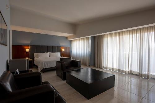 Area soggiorno di Holiday Inn Puebla Finsa by IHG