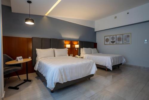 Letto o letti in una camera di Holiday Inn Puebla Finsa by IHG