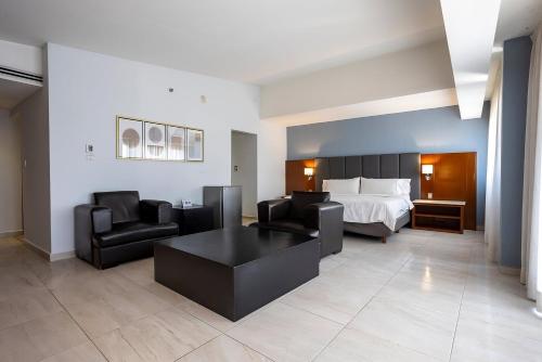 Area soggiorno di Holiday Inn Puebla Finsa by IHG