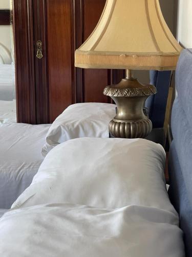 Letto o letti in una camera di Charlemont House Moy