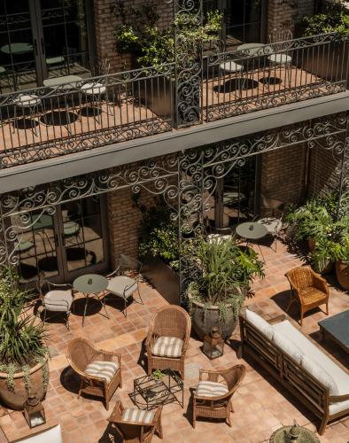 Un jardín fuera de The Nickel Hotel