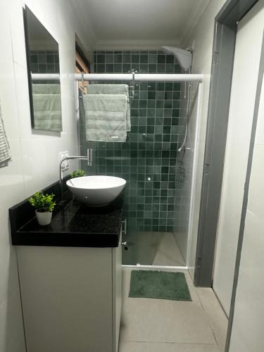 une salle de bain avec lavabo et douche dans l'établissement Lindo Flat Boa Viagem 50m do Mar, à Récife