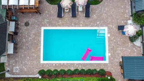an overhead view of a swimming pool with pink chairs at Delta apartments in Bihać