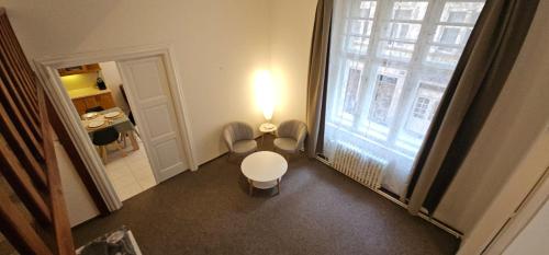 mała łazienka z toaletą i oknem w obiekcie Old Town Home Prague w Pradze