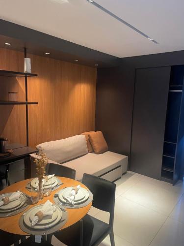 une chambre avec un lit, une table et des chaises dans l'établissement Porto 2 life resort, à Porto de Galinhas