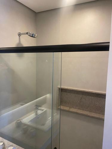 une salle de bain avec une douche en verre avec un lavabo dans l'établissement Porto 2 life resort, à Porto de Galinhas