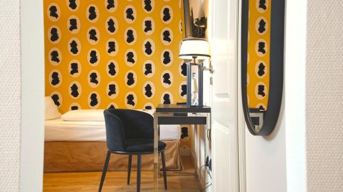 a room with a desk and a chair and a bedroom at Altes Zollhaus in Rinteln
