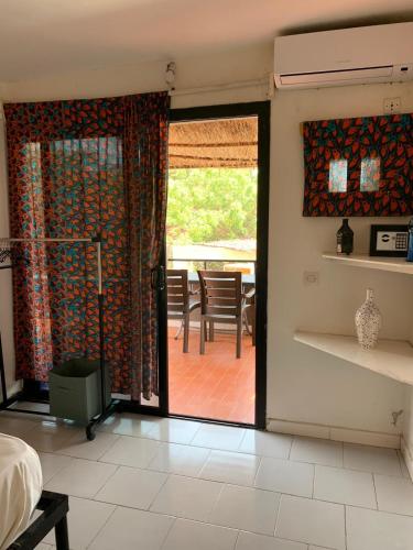 sypialnia z drzwiami wychodzącymi na taras w obiekcie Villa Koté Océan w mieście Toubab Dialaw