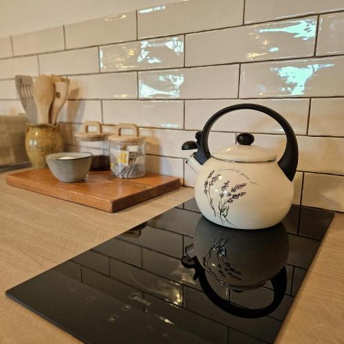 a tea kettle sitting on top of a kitchen counter at Lawendowy Raj in Pilchowice