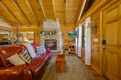 Χώρος καθιστικού στο Cozy Studio Log Cabin in the heart of Pigeon Forge. Hot Tub. Honeymoon! Sleeps 2