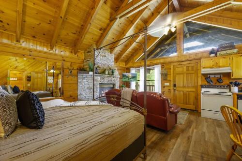 Η κουζίνα ή μικρή κουζίνα στο Cozy Studio Log Cabin in the heart of Pigeon Forge. Hot Tub. Honeymoon! Sleeps 2