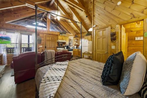Χώρος καθιστικού στο Cozy Studio Log Cabin in the heart of Pigeon Forge. Hot Tub. Honeymoon! Sleeps 2