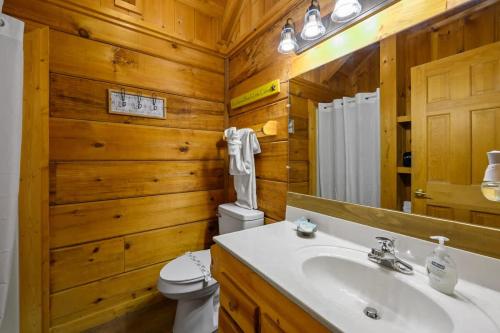 Ένα μπάνιο στο Cozy Studio Log Cabin in the heart of Pigeon Forge. Hot Tub. Honeymoon! Sleeps 2