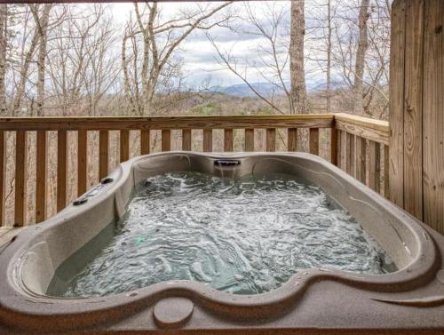 Φωτογραφία από το άλμπουμ του Great View! Pool Table,Hot Tub,Privacy,Fireplace σε Sevierville