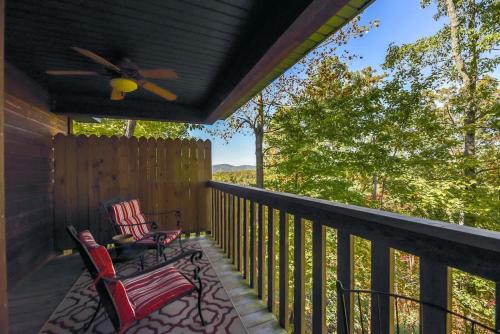 Μπαλκόνι ή βεράντα στο Great View! Pool Table,Hot Tub,Privacy,Fireplace