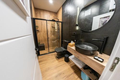 a bathroom with a sink and a mirror at Lazord's Ev Bungalow in Geçit
