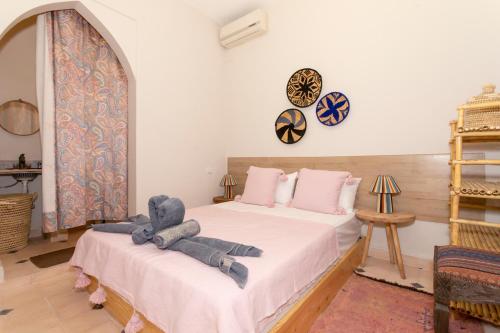 Ein Bett oder Betten in einem Zimmer der Unterkunft the old house
