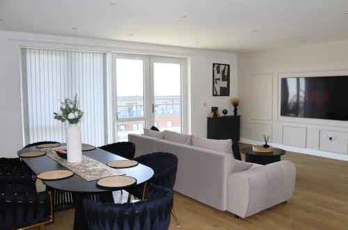 Μια τηλεόραση ή/και κέντρο ψυχαγωγίας στο Luxury Marina View Penthouse