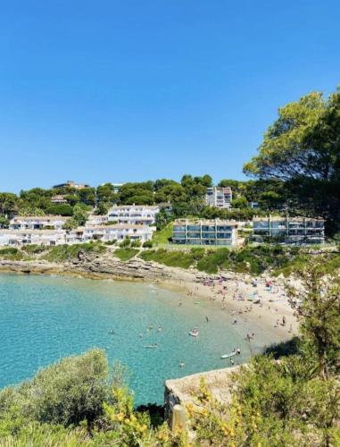 Reina Apartment 150m to Beach with Pool and Balcony near to PortAventura