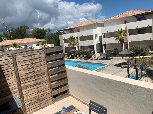 - une vue sur un hôtel avec une piscine dans l'établissement Appartement T3 en Corse, Marina di Bravone N131, à Linguizzetta