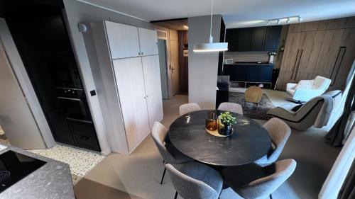 Una cocina y un comedor con mesa y sillas. en L'Appartement La Mongie, en Bagnères-de-Bigorre