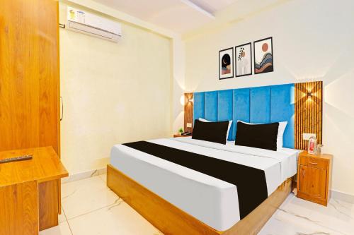 Uma cama ou camas num quarto em Hotel O Vrinda Homes