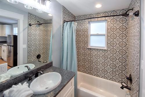 Koupelna v ubytování Quaint Cottage with Private Pool-Walk to Everything