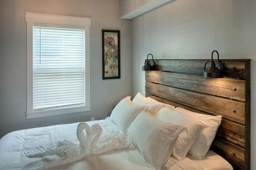 Postel nebo postele na pokoji v ubytování Quaint Cottage with Private Pool-Walk to Everything