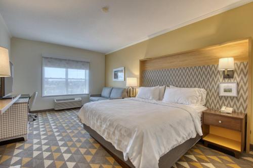 Letto o letti in una camera di Holiday Inn Hotel & Suites Madison West - Middleton by IHG