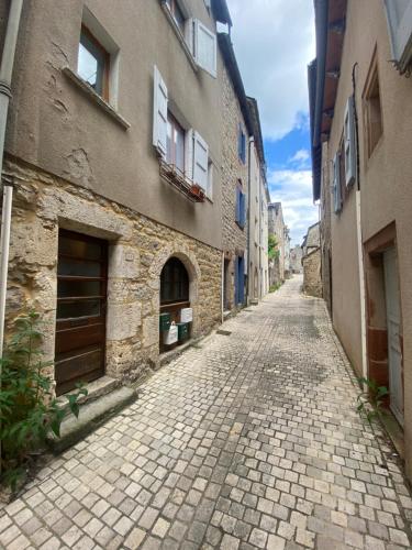 une rue vide dans une ruelle avec des bâtiments dans l'établissement T2 la Canourgue, à La Canourgue