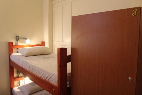 Hostel by Hotel Galicia tesisinde bir odada yatak veya yataklar
