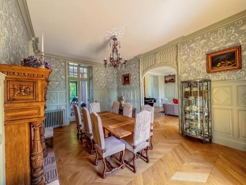 une salle à manger avec une table et des chaises dans l'établissement Domaine de Kerrosen à proximité du port de Dinan, sur la Rance, à Taden