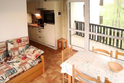 un salon avec un canapé et une table dans l'établissement Résidence Les Flocons - 2 Pièces pour 6 Personnes 634, aux Orres