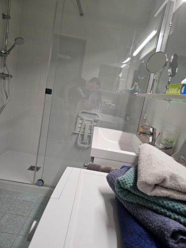 une salle de bain avec un lavabo et une douche dans l'établissement 3P Vue Mer Centre Ville, à Antibes
