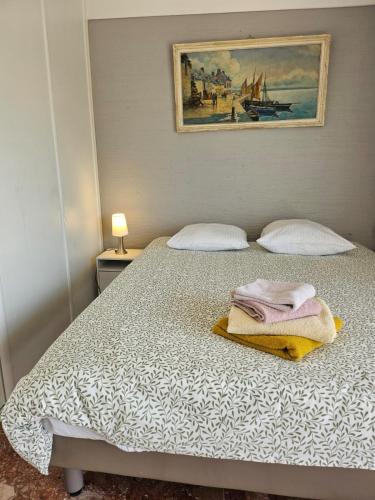 une chambre avec un lit avec deux serviettes dessus dans l'établissement 3P Vue Mer Centre Ville, à Antibes
