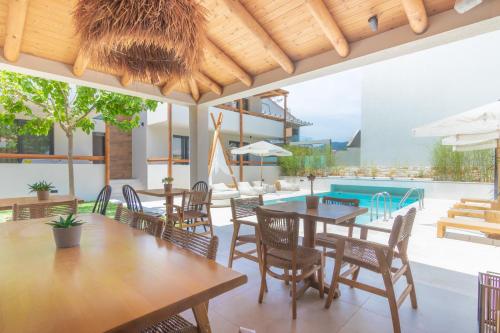 斯卡拉伯塔麦斯Rastoni - Relax & Retreat的一个带桌椅的户外庭院和一个游泳池