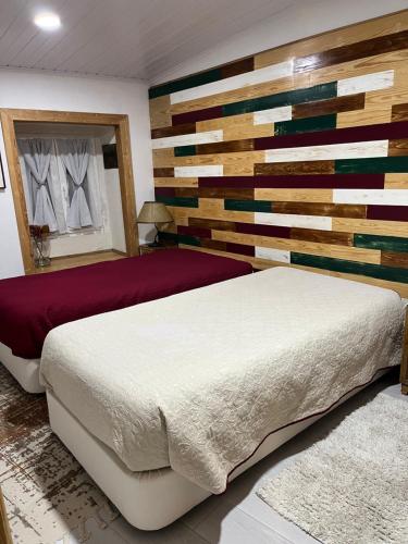 Cama ou camas em um quarto em Pé do Castelo Casinha - pet friendly & garage