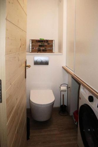 une petite salle de bain avec toilettes et lavabo dans l'établissement Residence La Combe D Or - Appartement en résidence de standing MAE-6334, aux Orres
