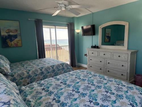 Ένα ή περισσότερα κρεβάτια σε δωμάτιο στο Beachfront Penthouse - Expansive Gulf View from Every Room! Wifi, Screened Lanai