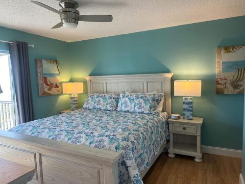 Ένα ή περισσότερα κρεβάτια σε δωμάτιο στο Beachfront Penthouse - Expansive Gulf View from Every Room! Wifi, Screened Lanai