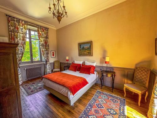 una camera da letto con un letto, una sedia e una finestra di Domaine de Kerrosen à proximité du port de Dinan, sur la Rance a Taden