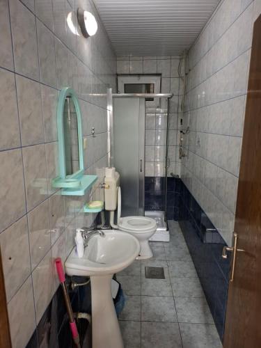 łazienka z dwiema toaletami i umywalką w obiekcie Villa Gjorgi w Ochrydzie