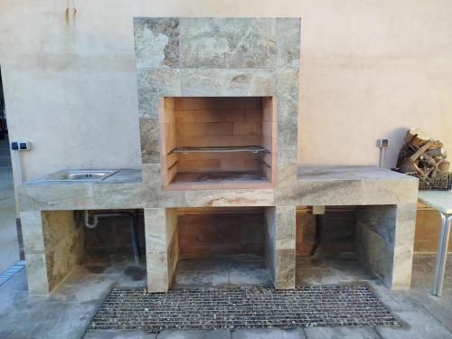 a stone fireplace with two sinks in a room at Casa de Luis a 10 min Puy du Fou in Burguillos de Toledo