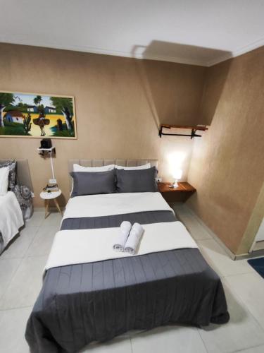 Un dormitorio con una cama grande con dos toallas encima. en Bella Vista Loft, en Petrolina