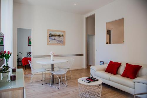 un salon avec un canapé et une table dans l'établissement Appartement 3p Paradis 5 minutes de la plage AC, à Nice