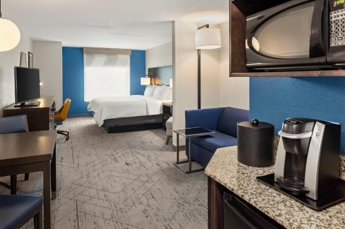 Postel nebo postele na pokoji v ubytování Holiday Inn Express Moline - Quad Cities Area by IHG