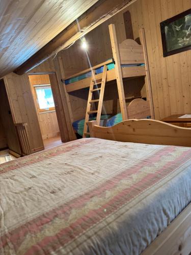 a bedroom with a bunk bed in a cabin at Baita Pradamont di Moreno in Roncone