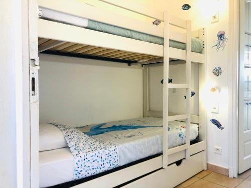 Ce lit superposé se trouve dans une chambre dotée de lits superposés. dans l'établissement le petit mouillage, à 100 m de la plage, à Grimaud