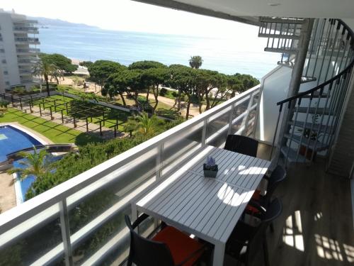 A balcony or terrace at Appart Cosy T3 (Vue Mer et Piscine 4-5 pers)